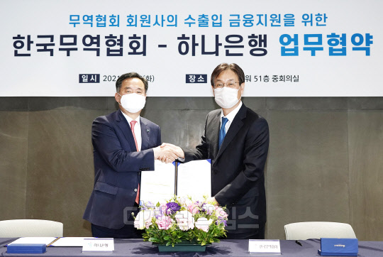 업무협약식에서 박지환 하나은행 CIB그룹 부행장(사진 왼쪽)과 이관섭 한국무역협회 부회장(사진 오른쪽)이 기념촬영을 하고 있다.